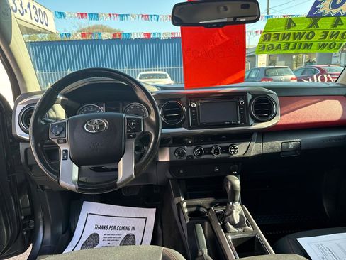 Used 2016 Toyota Tacoma SR5 w/ SR5 Appearance Package (SN) image 12