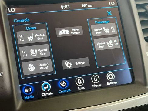 Used 2018 Chrysler 300 Limited AWD/4WD image 21