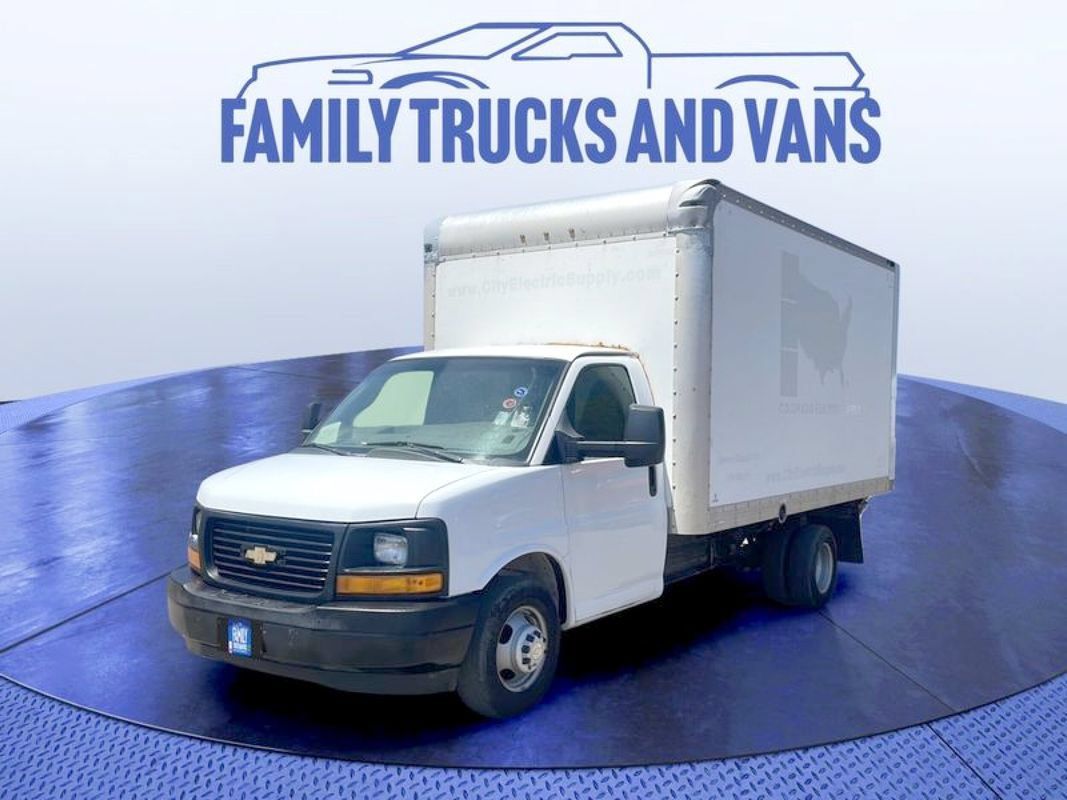 Used 2017 Chevrolet Express 4500 RWD image 1