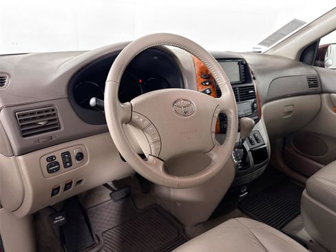 Used 2008 Toyota Sienna XLE image 4