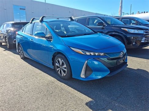 Used 2017 Toyota Prius Prime Premium image 3