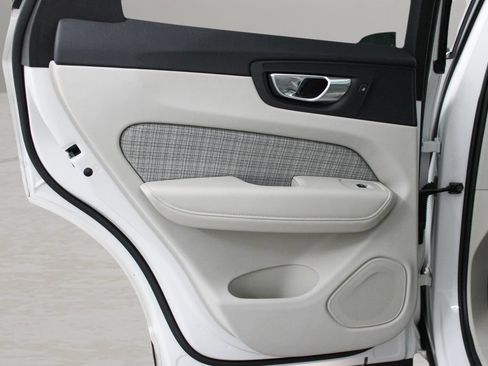 Used 2022 Volvo XC60 B5 Momentum w/ Advanced Package FWD image 24