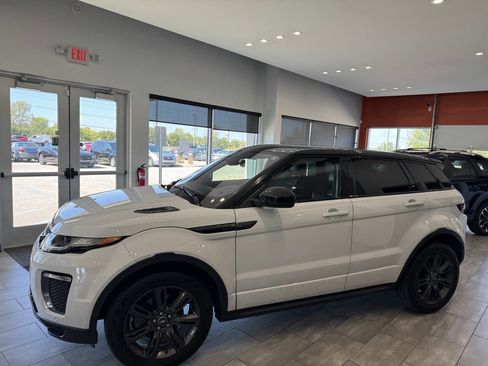Used 2019 Land Rover Range Rover Evoque SE Premium image 7