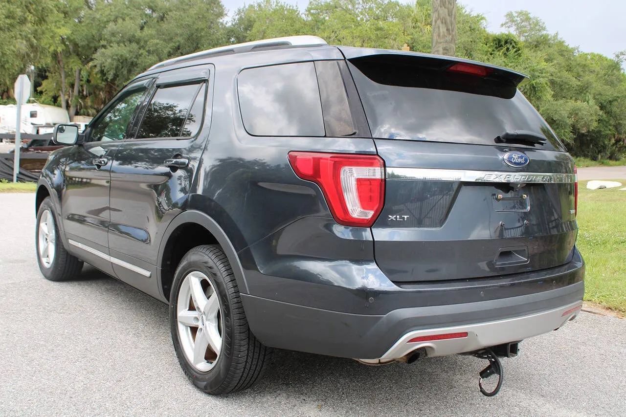 Used 2017 Ford Explorer XLT w/ Equipment Group 202A AWD/4WD image 4