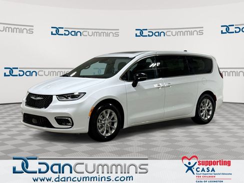 New 2026 Chrysler Pacifica Limited image 1