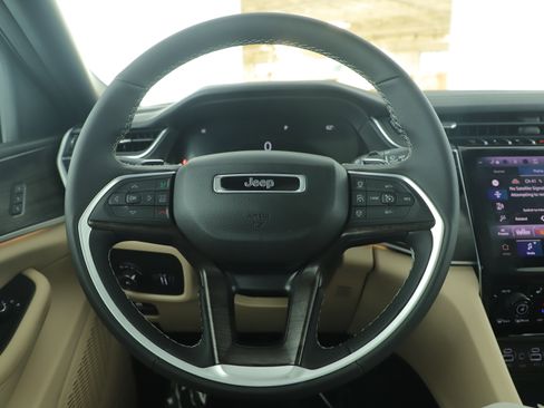 Used 2025 Jeep Grand Cherokee Limited w/ Luxury Tech Group II image 14