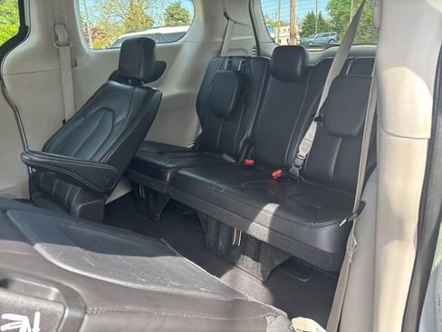 Used 2023 Chrysler Pacifica Touring-L FWD image 8