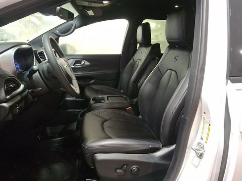 Used 2024 Chrysler Pacifica Select image 12