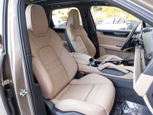 Certified 2025 Porsche Cayenne S AWD/4WD image 69