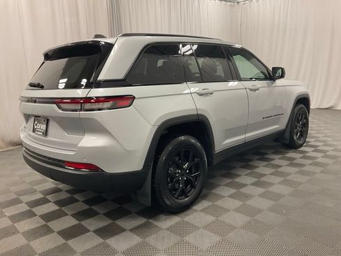 Used 2024 Jeep Grand Cherokee Altitude AWD/4WD image 2