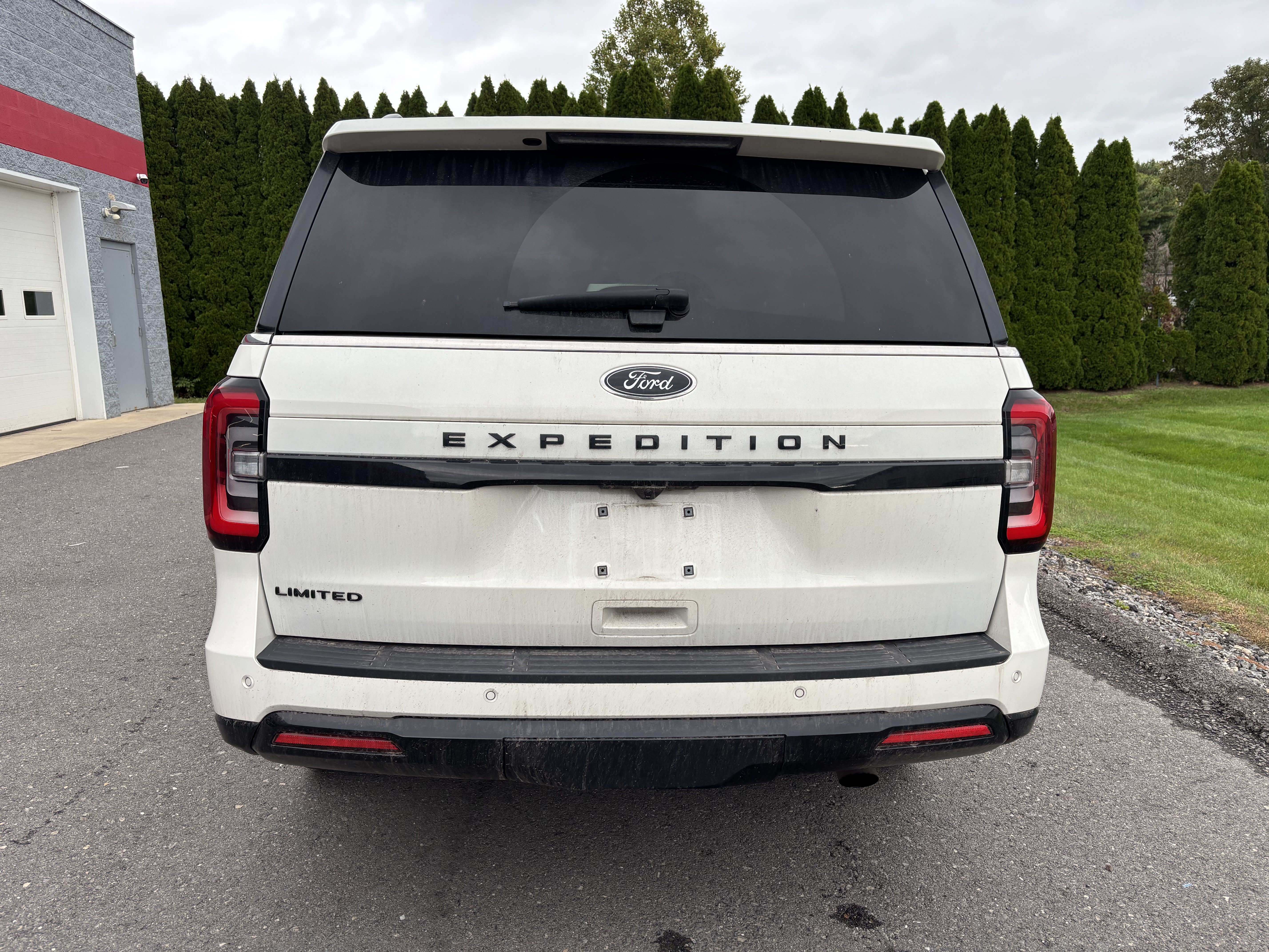 Used 2023 Ford Expedition Limited AWD/4WD image 4