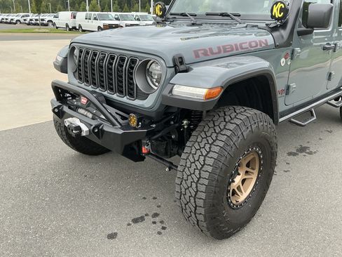 Used 2025 Jeep Gladiator Rubicon AWD/4WD image 10