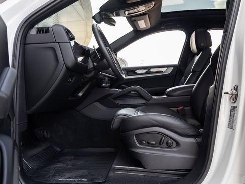 Used 2025 Porsche Cayenne Coupe image 23
