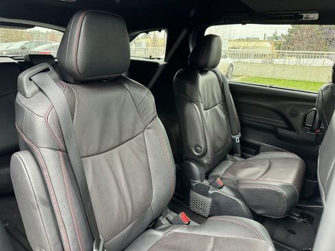 Used 2025 Toyota Sienna XSE w/ XSE Premium Package image 13