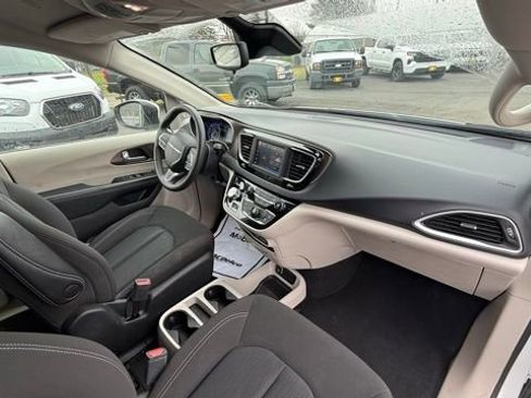 Used 2023 Chrysler Voyager LX image 20
