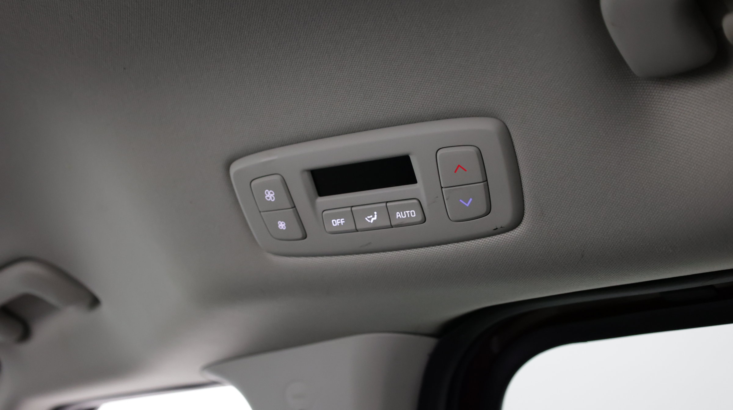 Used 2025 Kia Carnival FWD image 32