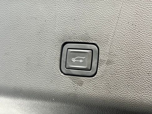 Used 2023 Chevrolet Traverse LT image 20