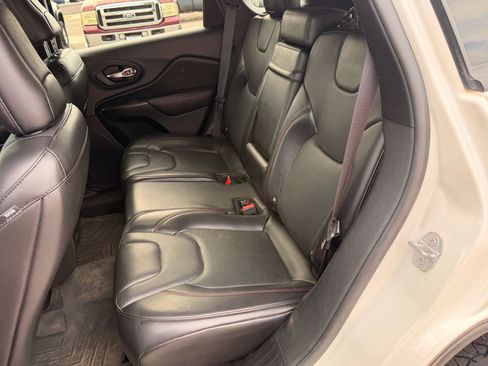 Used 2019 Jeep Cherokee Trailhawk AWD/4WD image 11