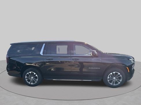 Used 2025 Chevrolet Suburban LS RWD image 4