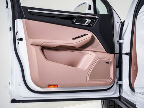 Certified 2025 Porsche Macan image 25