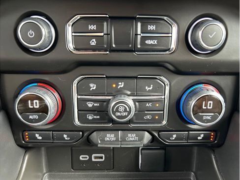 Used 2023 Chevrolet Suburban RST w/ Luxury Package image 20