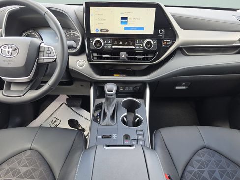 Used 2025 Toyota Highlander XLE AWD/4WD image 18