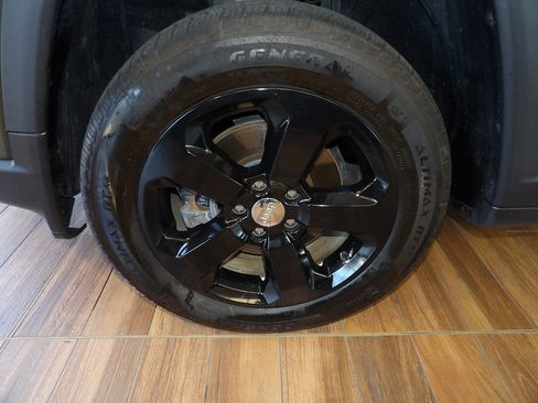 Used 2018 Jeep Compass Latitude w/ Cold Weather Group AWD/4WD image 10