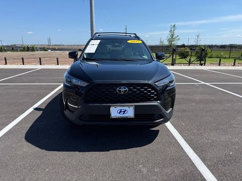 Used 2025 Toyota Corolla Cross LE FWD image 2