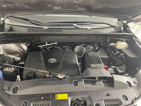 Used 2018 Toyota Highlander XLE image 23
