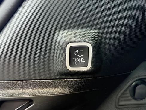 Used 2022 Jeep Grand Cherokee Overland w/ MOPAR Finishing Package AWD/4WD image 9