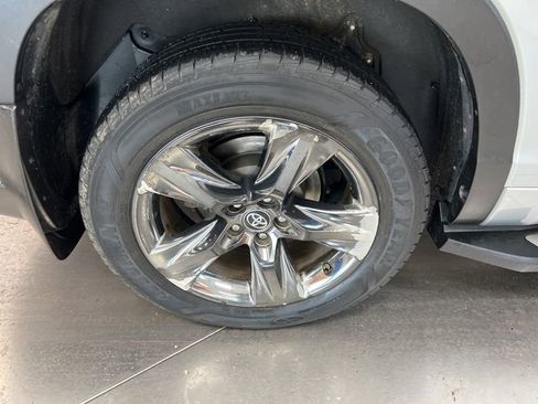 Used 2019 Toyota Highlander Limited Platinum AWD/4WD image 10