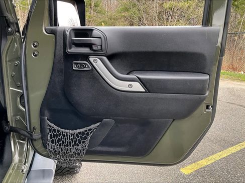 Used 2015 Jeep Wrangler Unlimited Sahara w/ Dual Top Group AWD/4WD image 23