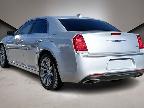 Used 2019 Chrysler 300 Touring w/ Chrome Appearance Package image 4