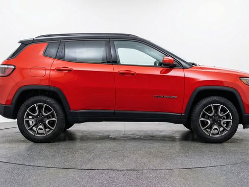 Used 2025 Jeep Compass Trailhawk AWD/4WD image 11