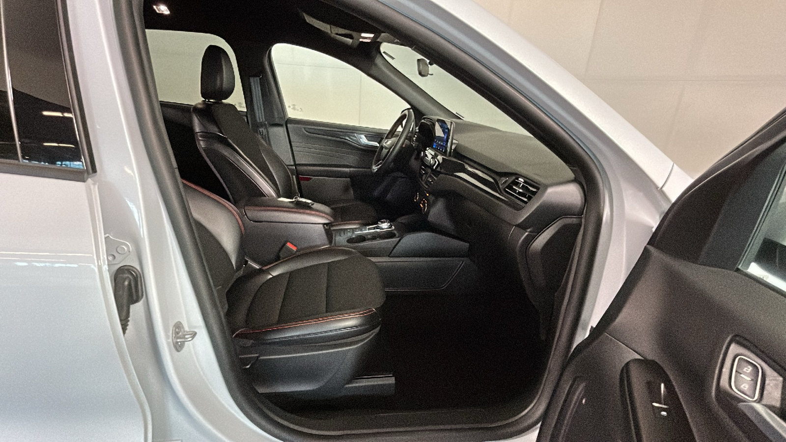 Used 2025 Ford Escape ST-Line Select AWD/4WD image 36