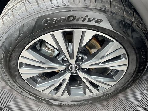 Used 2023 Nissan Rogue SV image 29