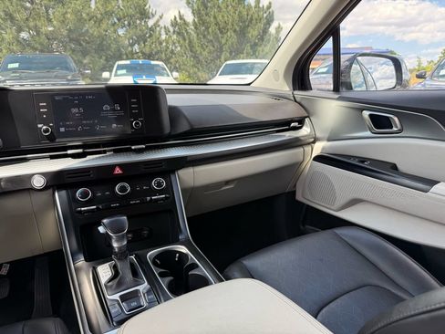 Used 2023 Kia Carnival LX FWD image 19