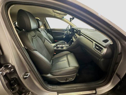 Used 2025 Genesis G70 2.5T AWD/4WD image 32