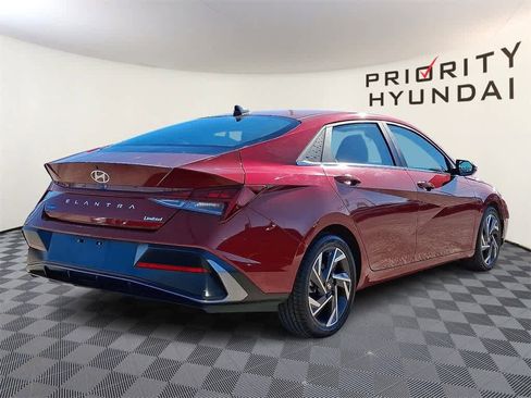 Used 2025 Hyundai Elantra Limited image 4