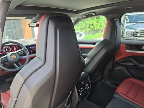 Used 2024 Porsche Cayenne AWD/4WD image 13