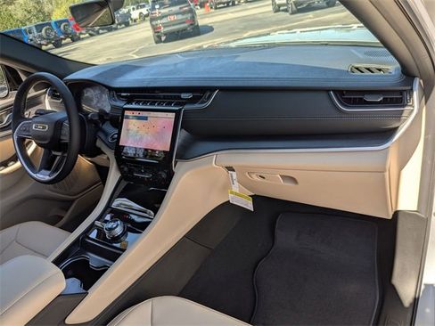 New 2025 Jeep Grand Cherokee Limited image 39