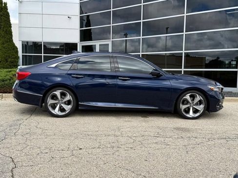 Used 2018 Honda Accord Touring image 2