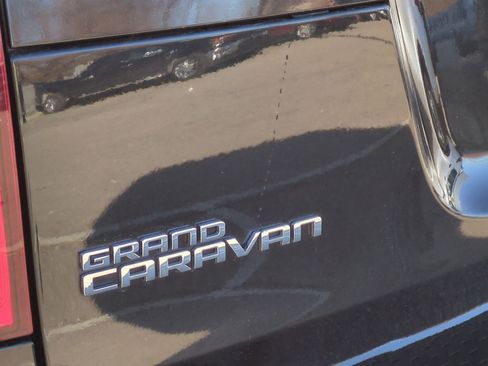 Used 2017 Dodge Grand Caravan SXT image 17