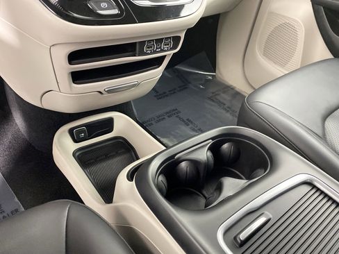 Used 2024 Chrysler Pacifica Touring-L image 30