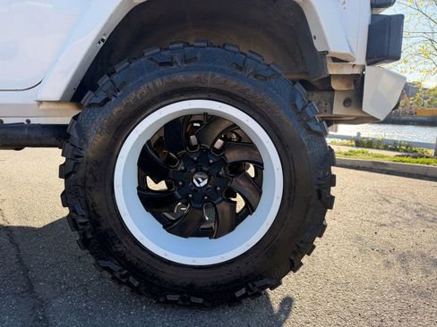 Used 2016 Jeep Wrangler Unlimited Sahara w/ Connectivity Group image 13