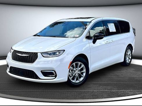 Used 2026 Chrysler Pacifica Limited FWD image 1