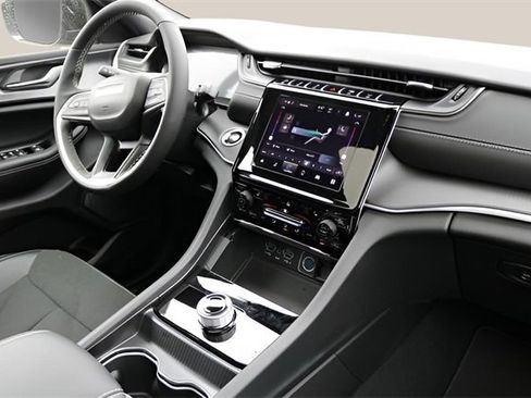 New 2025 Jeep Grand Cherokee Altitude image 18