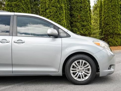 Used 2015 Toyota Sienna XLE w/ XLE Navigation Package FWD image 14