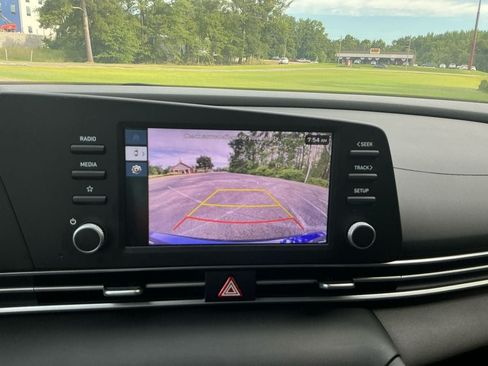 Used 2025 Hyundai Elantra SE FWD image 18