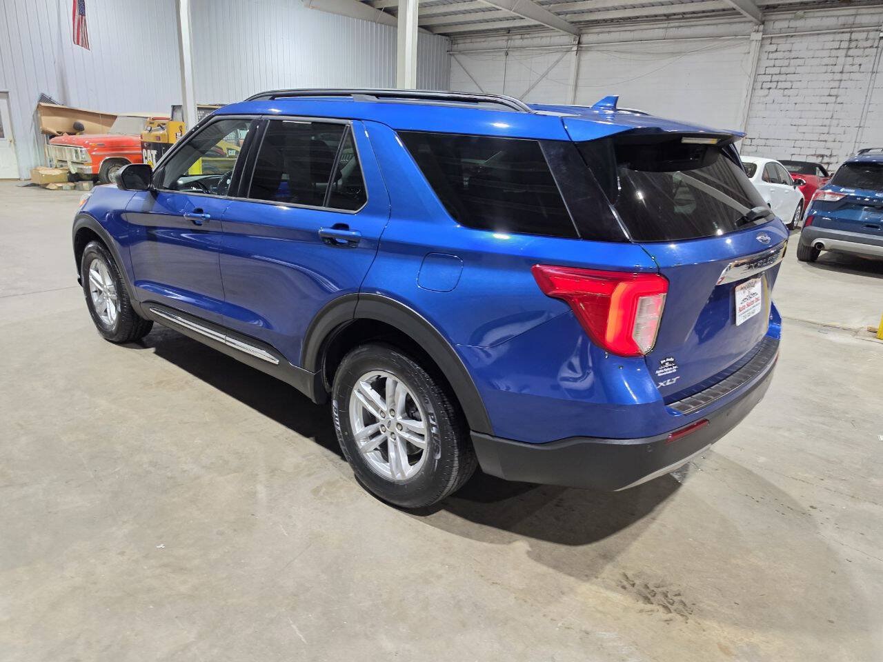 Used 2020 Ford Explorer XLT w/ Equipment Group 202A AWD/4WD image 8